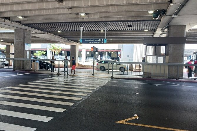 Airport Shuttle - HNL Airport to Waikiki - Inside the Shuttle: Room for 14 and Luggage Rules That Matter