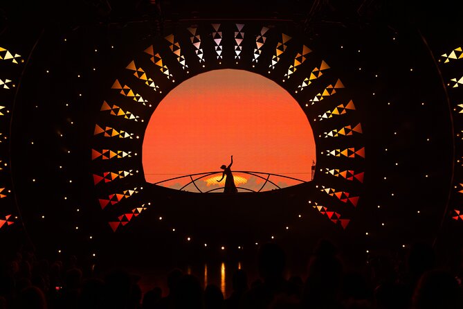 'Auana by Cirque du Soleil at the Waikiki Beachcomber Hotel - The Performance Style: Acrobats, Aerials, Comedy, and Live Music