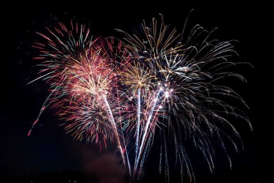 Board from Waikiki Beach: Friday Night Fireworks sail - Drinks and On-Board Vibe: What You Can and Can’t Expect