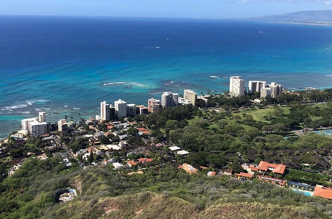 Diamond Head Hiking Tour with Ticket and Reservation Inclusion - Crowds at the lookout: how to manage the photo bottleneck
