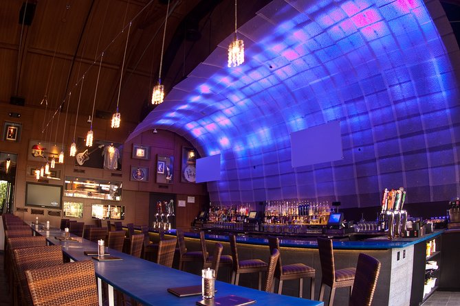 Hard Rock Cafe Honolulu - Food, Music, and Décor: The Atmosphere You’re Paying For