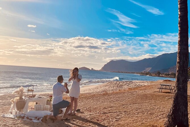 Hawaii Beach Picnic Date - What’s Included: Charcuterie, Poke, Cake, and Sparkling Drinks