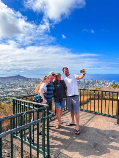 Honolulu: Highlights of Oahu Small Group Tour - Morning start in Waikiki: Duke Kahanamoku and why the sand matters