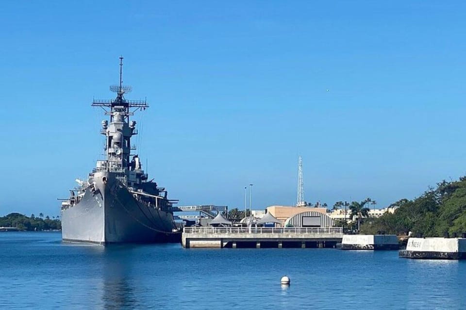 Honolulu: Pearl Harbor, USS Arizona and Battleship Missouri - USS Arizona Memorial by boat: a quiet hour with strong structure