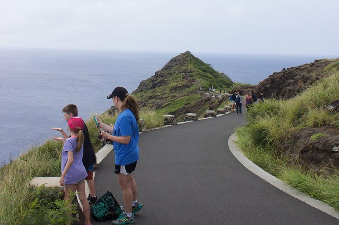 Makapu’u Lighthouse Trail and Shuttle Service - Photo strategy: Get the lighthouse, then get the ocean