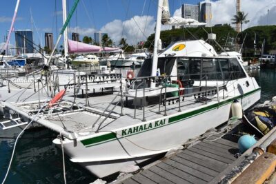 Oahu Catamaran Waikiki Sunset on 40 Foot Catamaran: Food and BYOB - Stop one: the Diamond Head sea-level moment