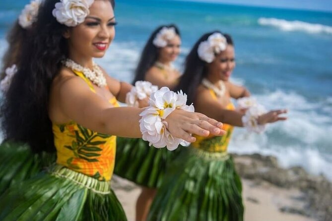 Oahu: Germaine's Luau - Leis, tattoos, and drink tickets: where the package details can change your night
