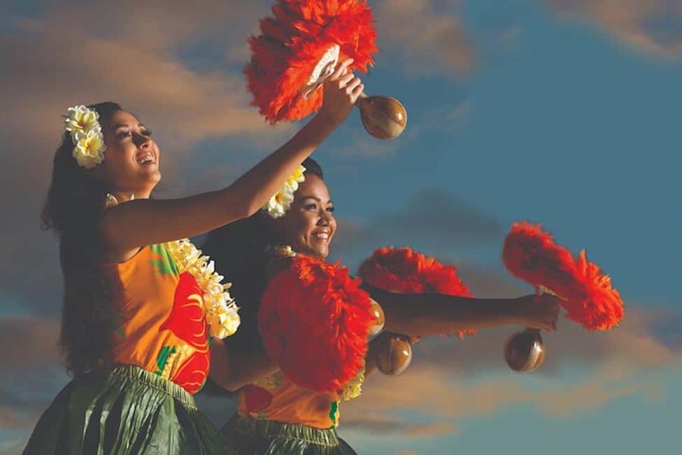 Oahu: Hilton Waikiki Starlight Luau - The welcome Mai Tai and group hula lesson