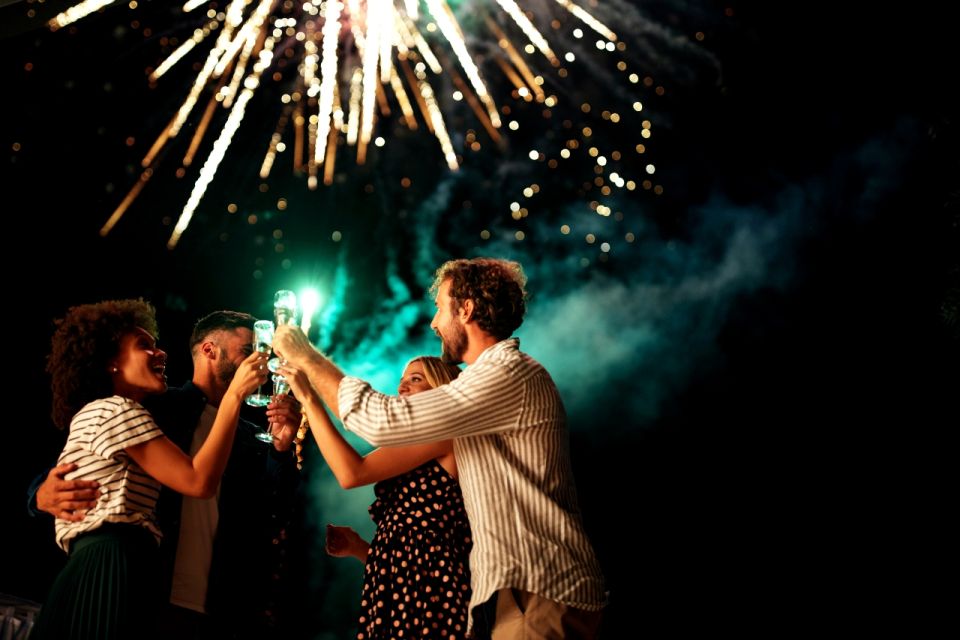 Oahu: Waikiki Friday Fireworks Cruise with Snacks and Drinks - How This 2-Hour Waikiki Fireworks Cruise Really Feels