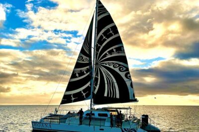 Oahu's Waikiki Coast: Moana’s Sunset Cocktail Sail - The Moana Catamaran experience: 47 people, real onboard comfort
