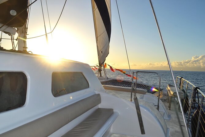 Oahu's Waikiki Coast: Moana’s Sunset Cocktail Sail - Drinks that actually help you relax