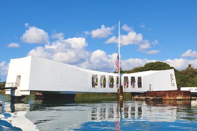 Pearl Harbor, USS Arizona and Honolulu City Tour - Paying respects at Punchbowl: the Eternal Flame and wartime memorials
