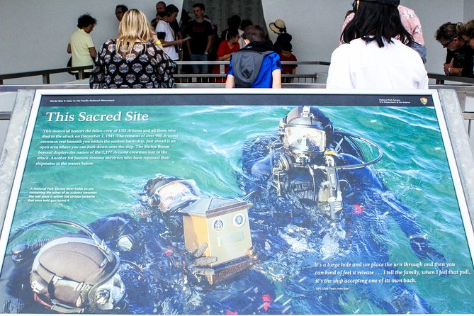 Pearl Harbor USS Arizona Memorial and Honolulu City Tour - The Honolulu photo stops: Kamehameha and Iolani Palace view