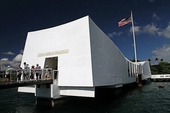 Pearl Harbor USS Arizona Memorial & Battleship Missouri - Punchbowl Crater: the memorial stop that changes the pace