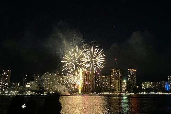 Waikiki: Friday Night Fireworks Catamaran Cruise - The Fireworks Moment: Short Show, Big Atmosphere